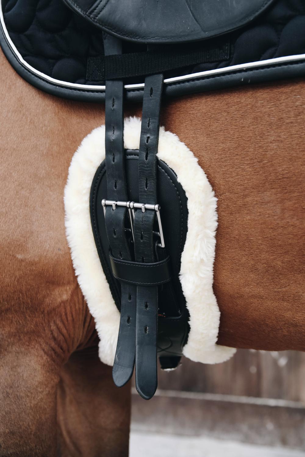 Lammfell Cover Anatomische Kurzgurt - Kentucky Horsewear
