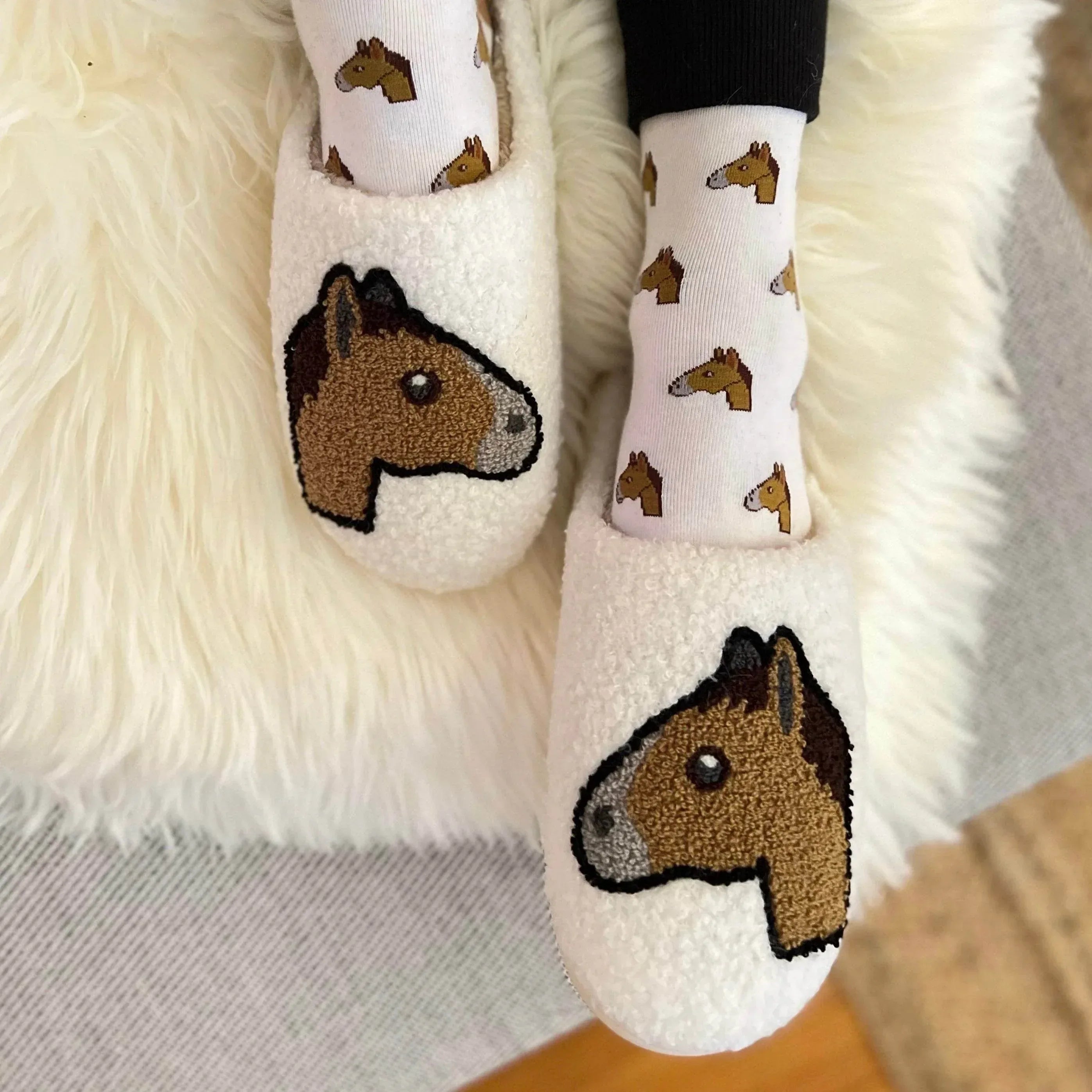 HORSE HEAD EMOJI Hausschuhe - Glam & Gallop